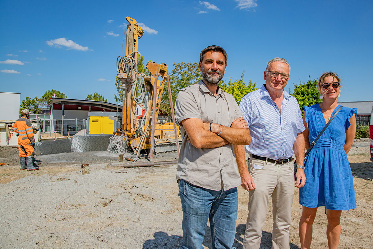 Florent WIECZOREK, Responsable des services Espace Environnement ; Jean-Paul ALLANIC, Conseiller Municipal en charge des rÃ©seaux ; et Elisabeth TESSON, Adjointe Ã  la Petite enfance, Ã  lâEnfance et Ã  la Jeunesse, Ã  lâarriÃ¨re le forage en cours sur 200 mÃ¨tres de profondeur (crÃ©dit Ville de Pornichet).