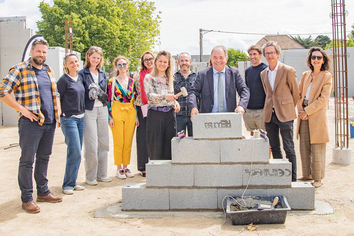 Pose de la première pierre de la maison de santé